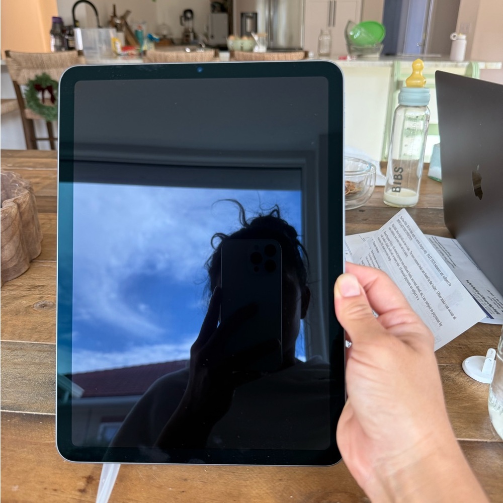 Apple iPad Air 5th generation brand new hardly ever used